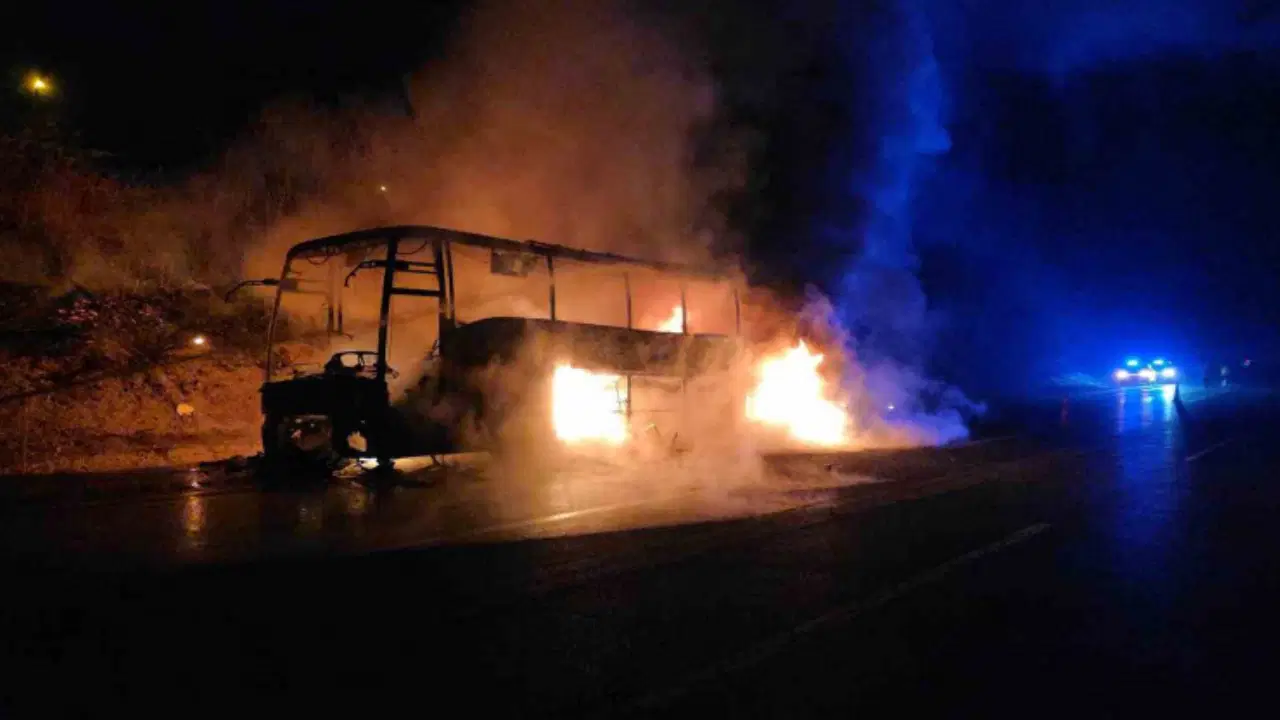 Otoyolda 39 yolcusu bulunan otobüs alev alev yandı