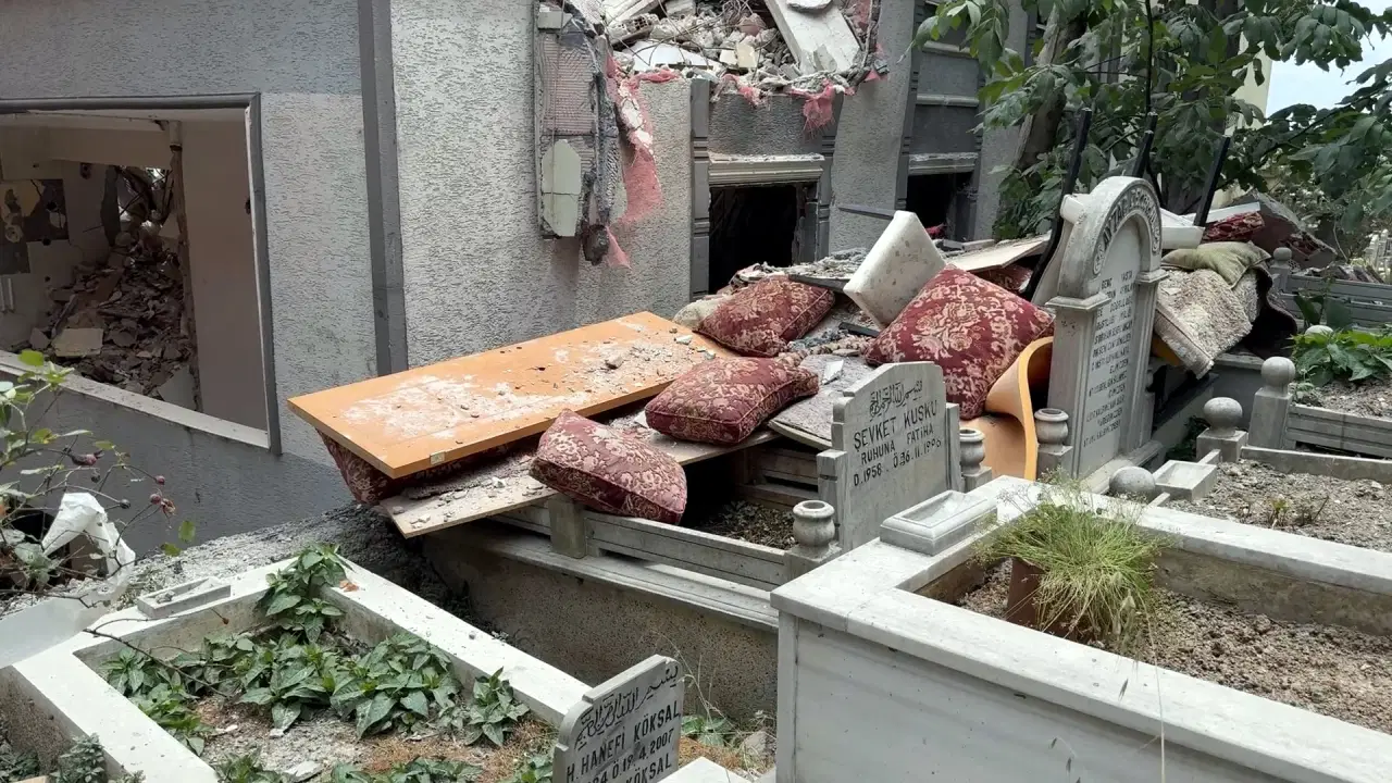 Avcılar’da 4 katlı binanın yıkımında mezarlara önlem: Yastıklar amortisör görevi gördü