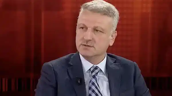 Oktay Saral'dan, eski bakan Namık Kemal Zeybek'e zehir zemberek sözler: 'Cahil müptezel, fasulye sırığı, beyni sulanmış...'