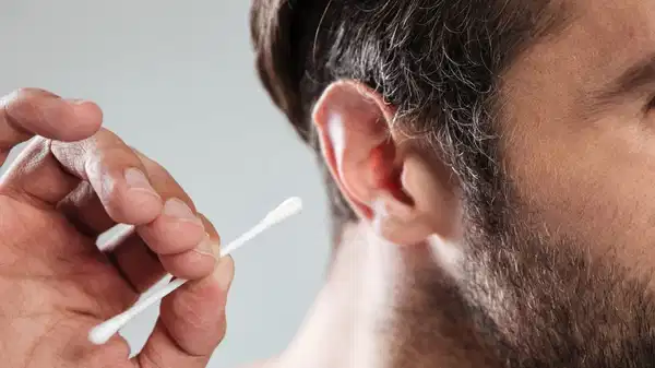 Kulak çubuğu kullanmak zararlı mı? Kirleri temizlemek yerine daha derine itiyor olabilirsiniz