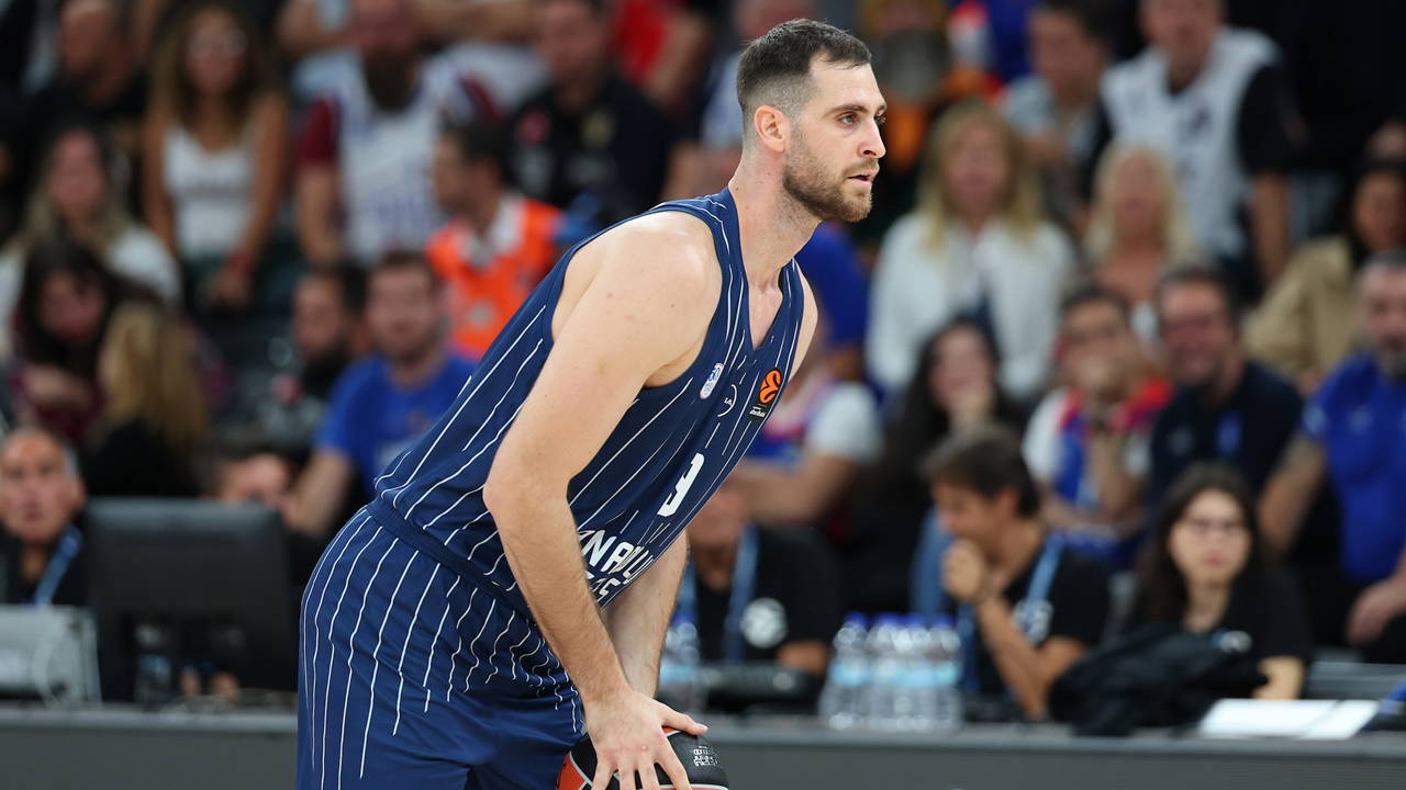 Yunan pivottan Anadolu Efes'e kötü haber: 8 ay parkelerden uzak kalacak!