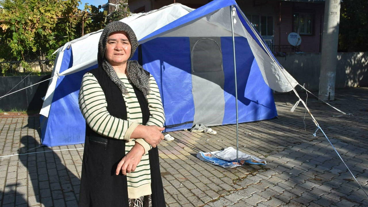Sındırgı'da deprem fırtınası: Evlerine girmeye çekinenler, çadırlarda kalıyor