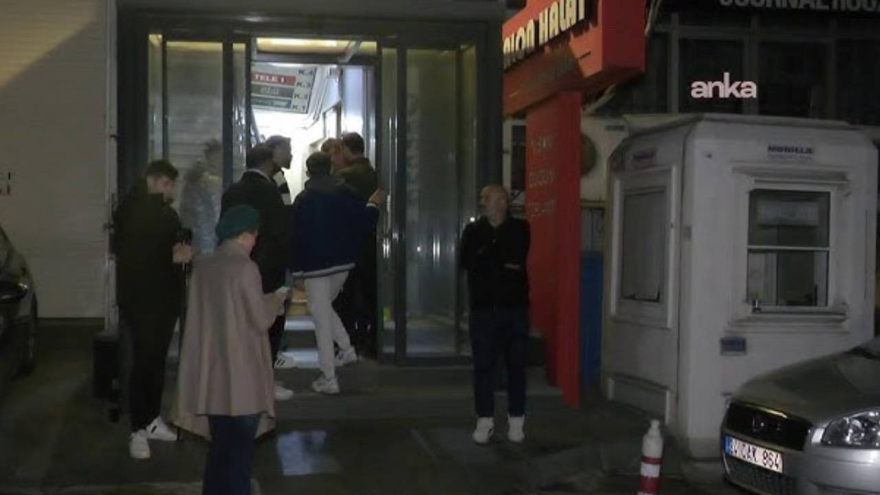 Özgür Çelik duyurdu: CHP'liler destek için TELE1 binası önünde toplandı