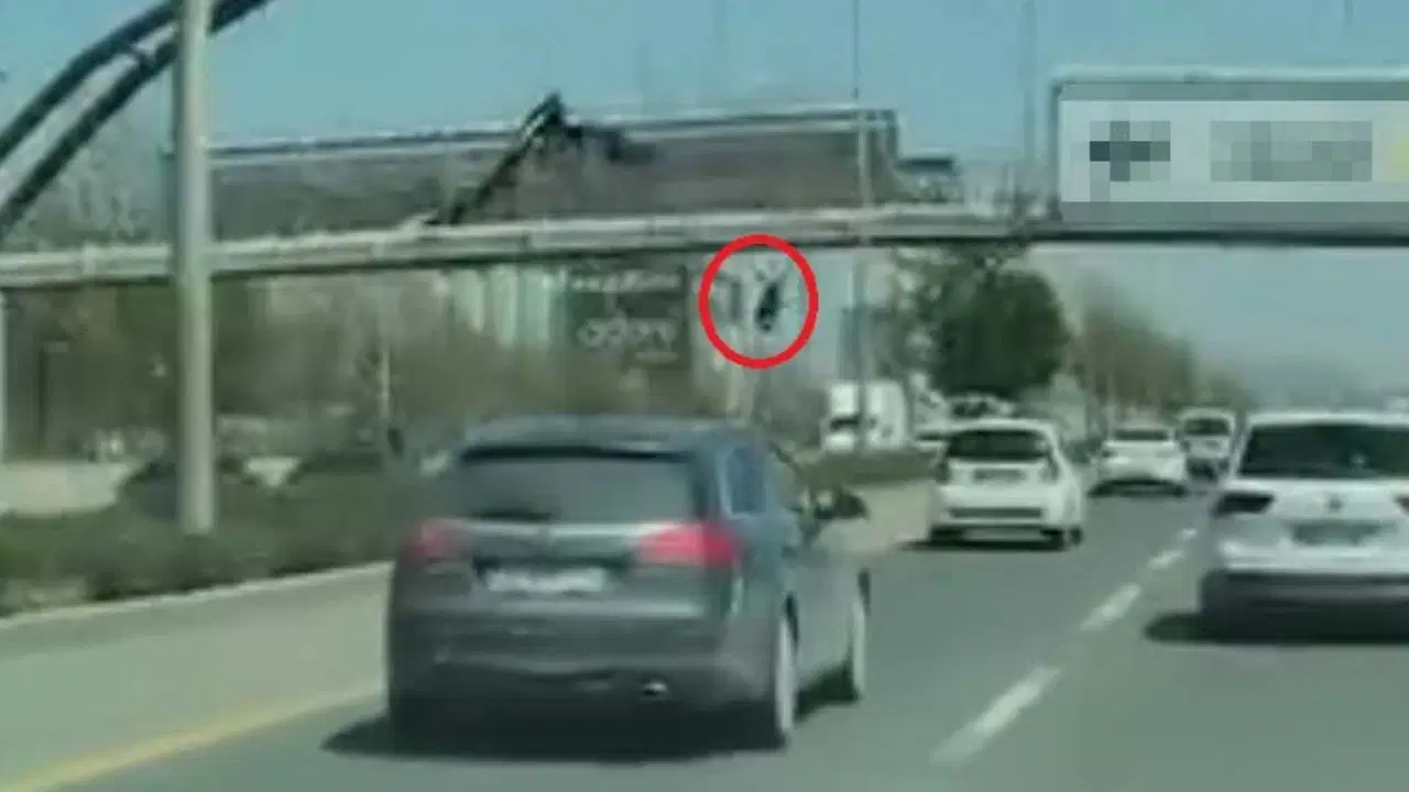 Ankara'da korkunç kaza: Üst geçitten yola düşen afiş işçisine otomobil çarptı!