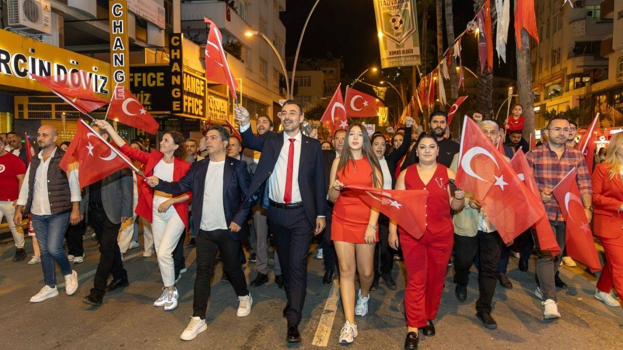 Manavgat Cumhuriyet Bayramı'nı fener alayı, kortej ve konserle kutladı