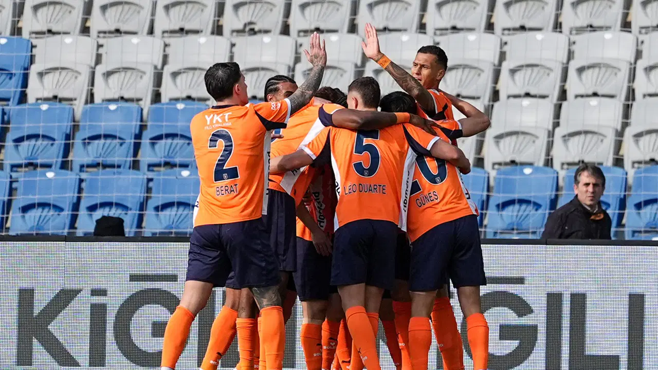 Göztepe'yi 2 golle mağlup etti: Başakşehir'den üst üste 3. galibiyet!