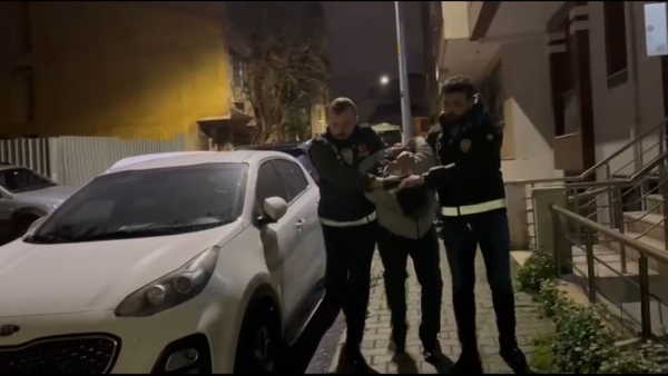 Üsküdar'da yol verme nedeniyle tartıştıkları kişinin otomobilini kurşunladılar