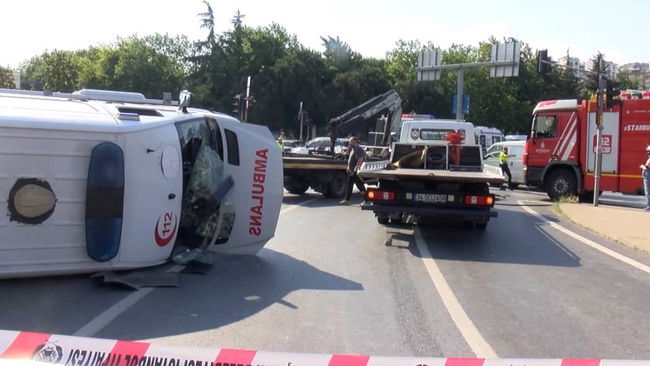 Kağıthane'de ambulans ile motosiklet çarpıştı: