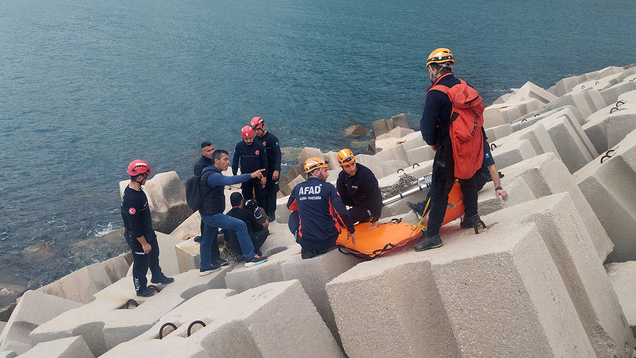 Dalgakıranda düşüp beton bloklar arasına sıkışan balıkçı kurtarıldı