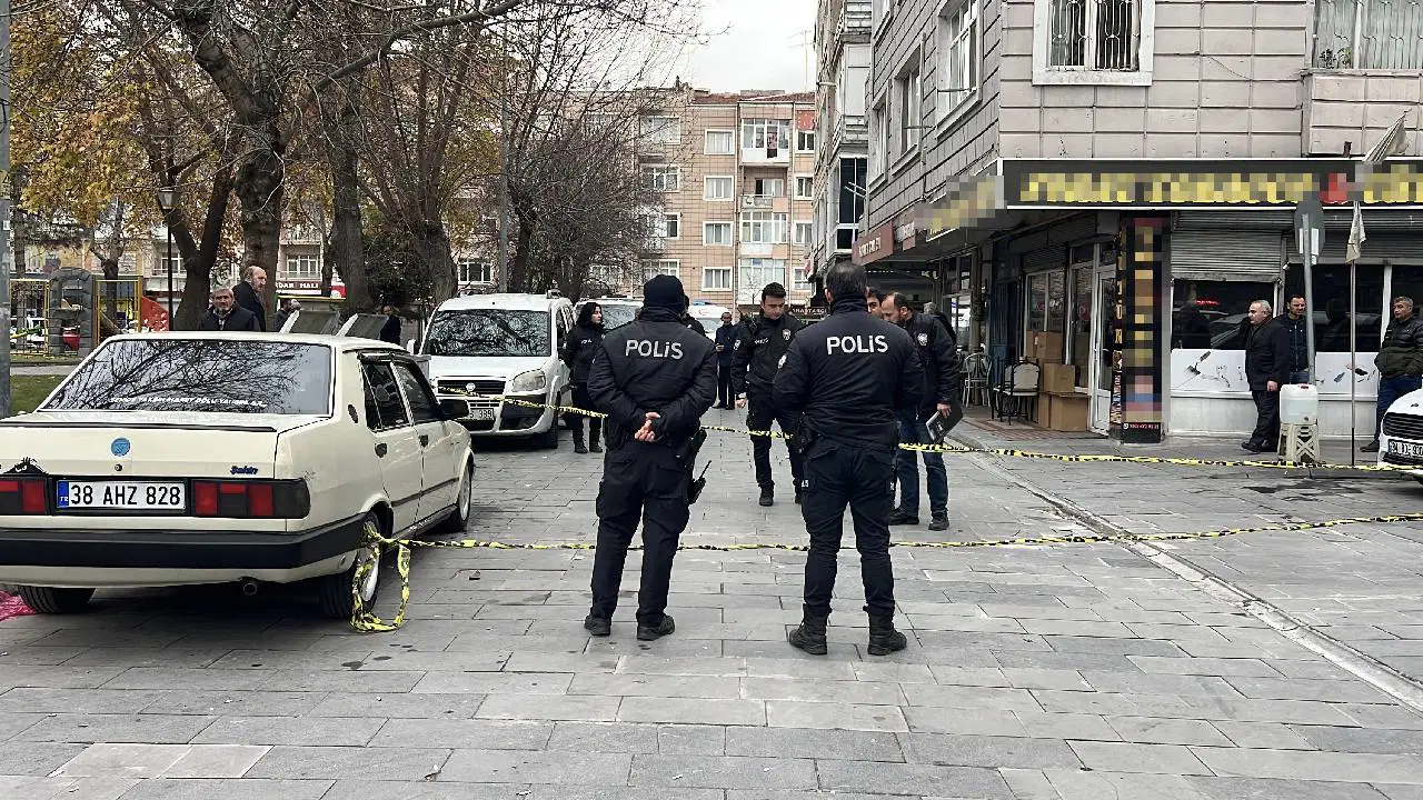 'Hırdavatçı' dehşeti: Yoldan geçenleri bıçakladı... Yaralılar var!