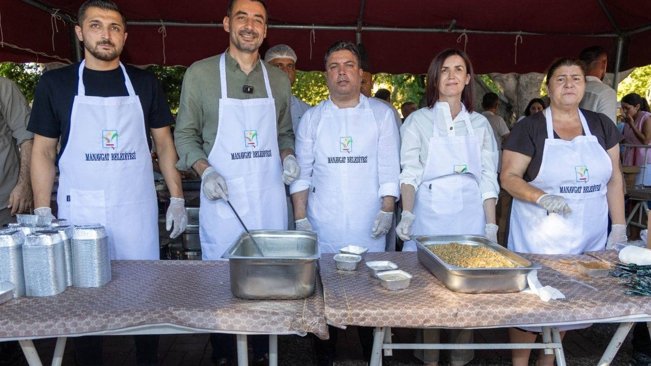 Manavgat Belediyesi’nden yurttaşlara aşure ikramı