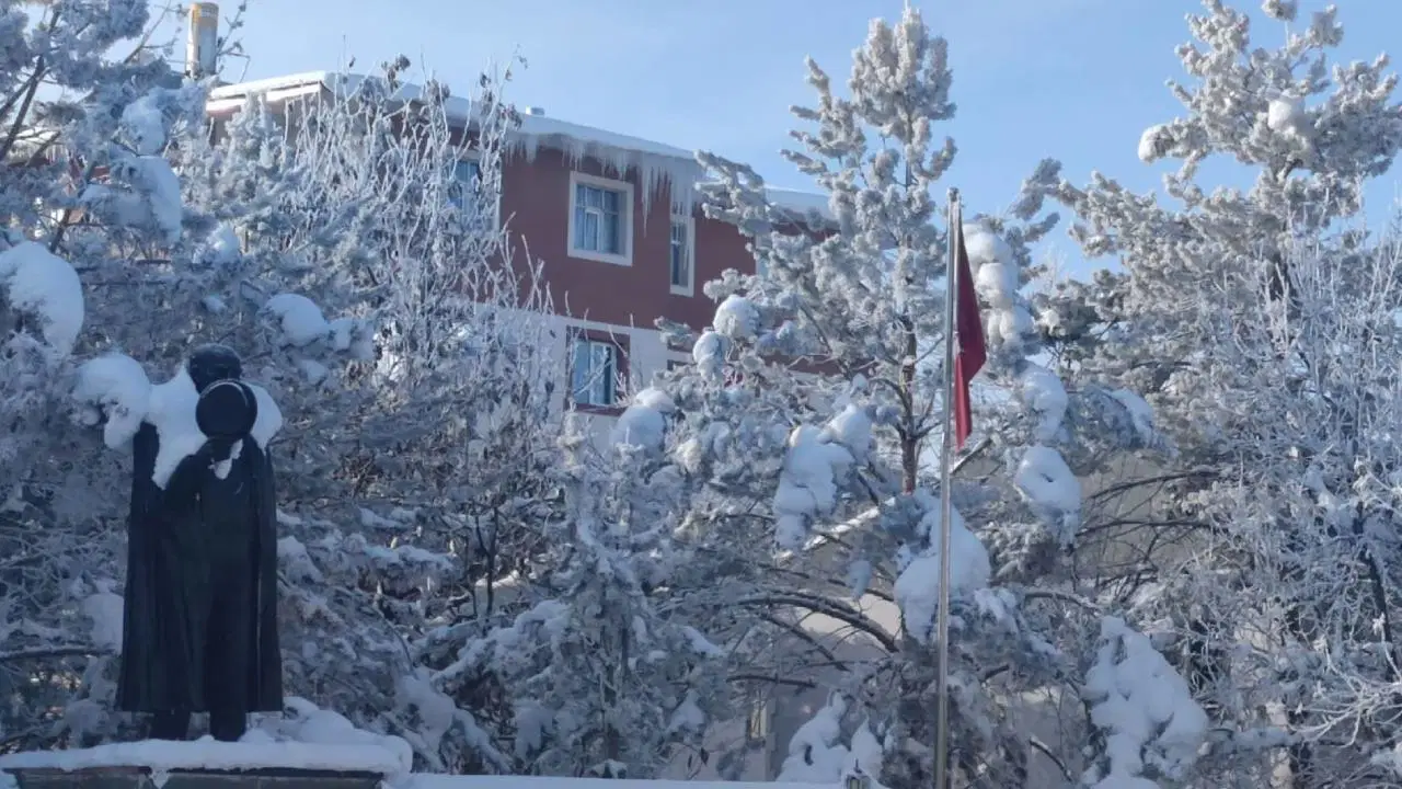 Aşkale adeta buz tuttu... Termometreler eksi 33'ü gösterdi!