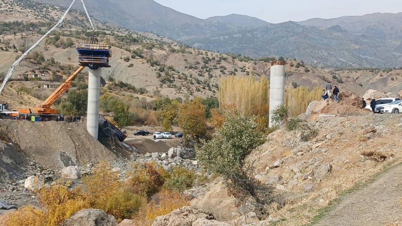 Diyarbakır'da köprü inşaatında çökme: 2 kişi enkaz altında