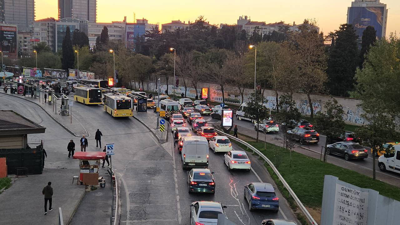 Okullar açıldı, İstanbul'da trafik kilitlendi!