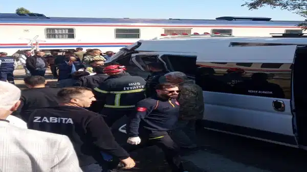 Muş'ta faciadan dönüldü... Tren, okul servisine çarptı: Çok sayıda öğrenci yaralandı!