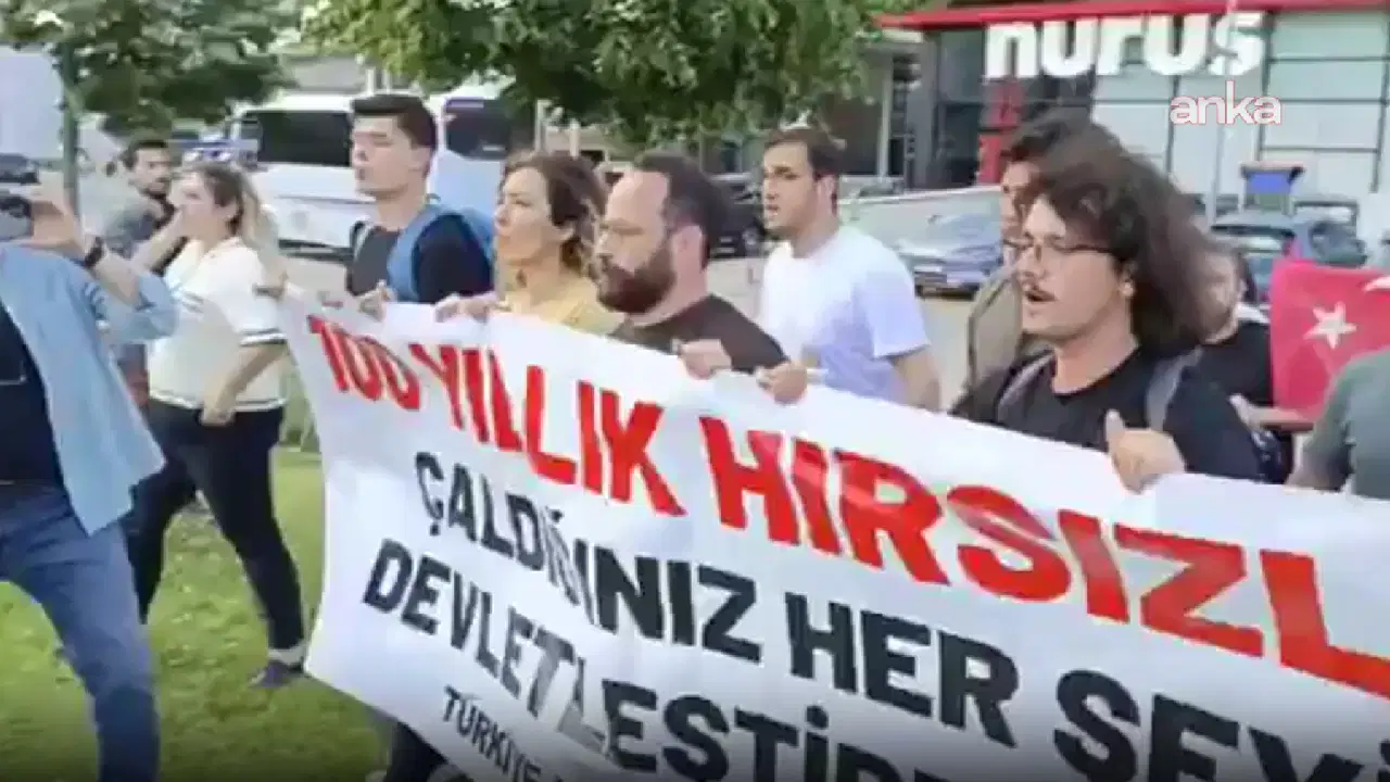 TKP'den Koç Holding'in 100. yıl etkinliği önünde protesto