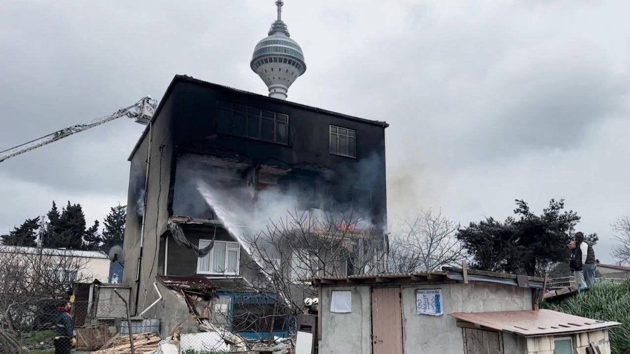 Büyükçekmece'de yangın: Duvar patlamayla çöktü, 6 kişi kurtarıldı!