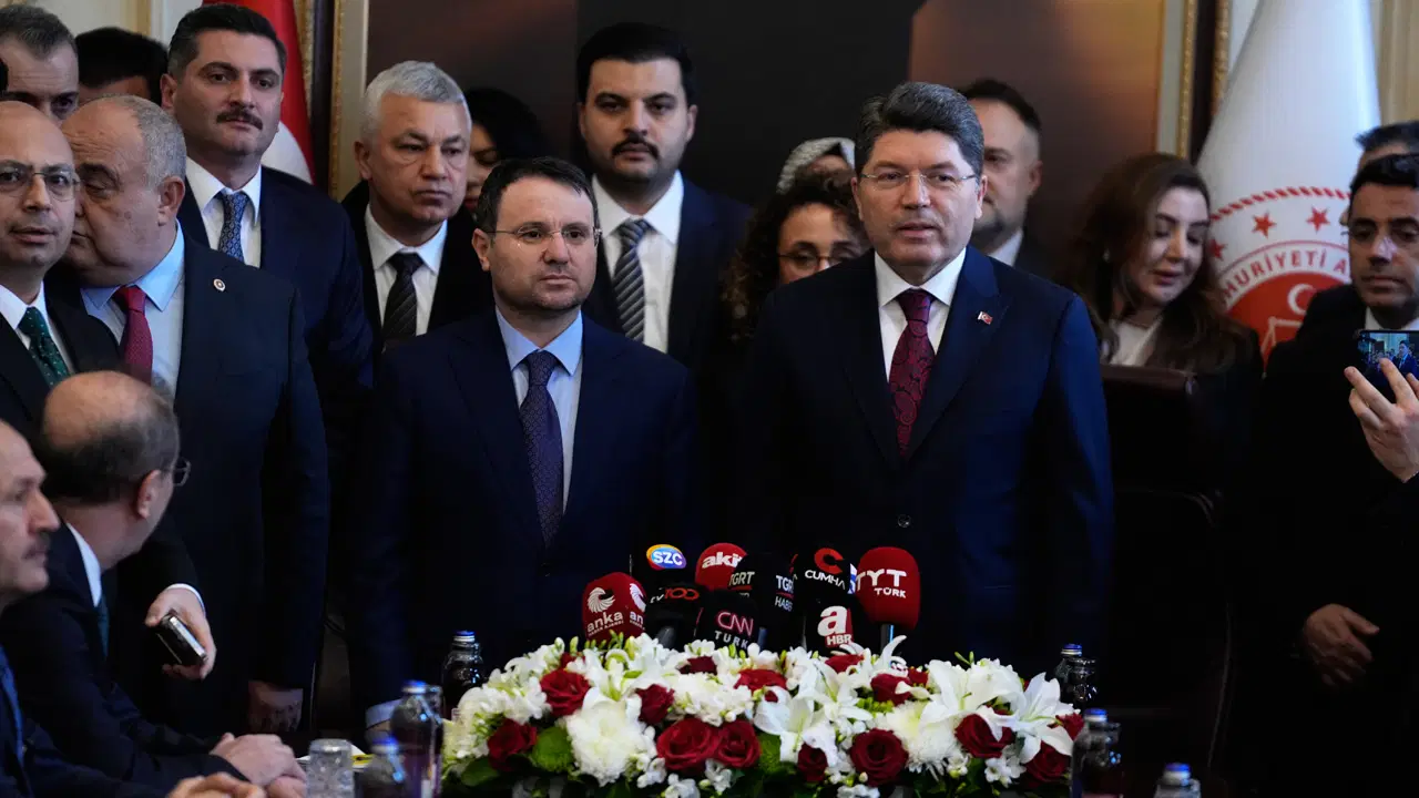 Adalet Bakanlığı devir teslim töreninde dikkat çeken kare: 'Akın Gürlek'in arkasında bir Sulh Ceza Hakimi duruyor...'