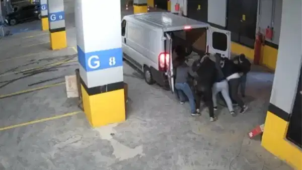 Bakırköy'de havuz inşaatından 2 milyon liralık kablo hırsızlığı: 13 gözaltı