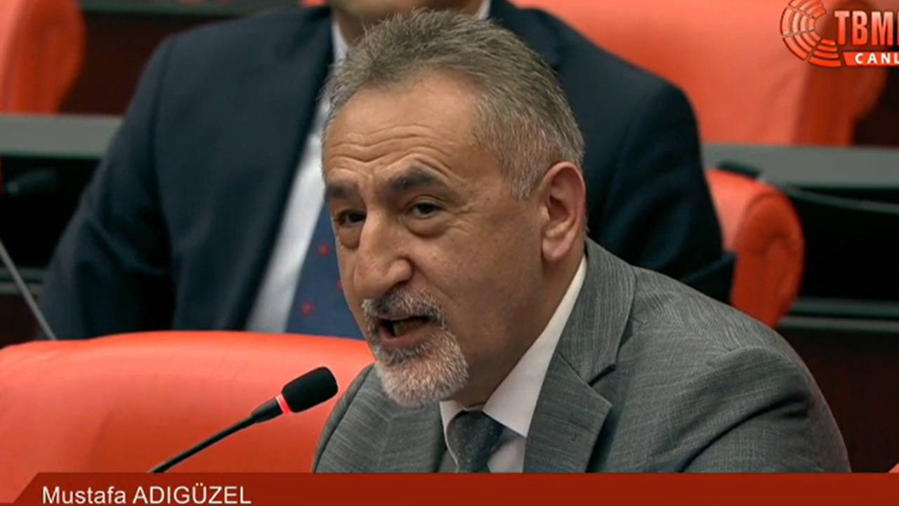 CHP’li Adıgüzel, TBMM’de gündeme getirdi: ‘AKP’li ve MHP’li belediyeler şirketlerle beraber çakıl hırsızlığı yapıyor’