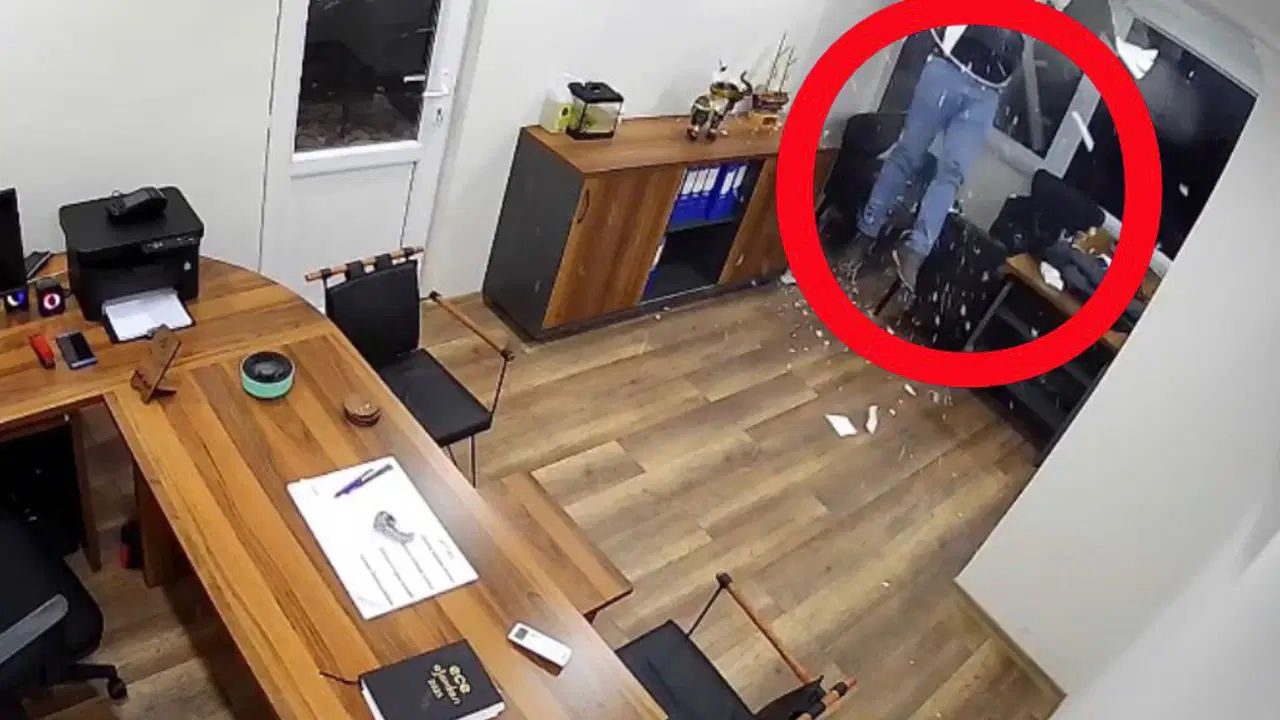 Alçıpan bölüm çökünce 1. kattan zemine düştü: 'Korktum ama sonra çok güldük'