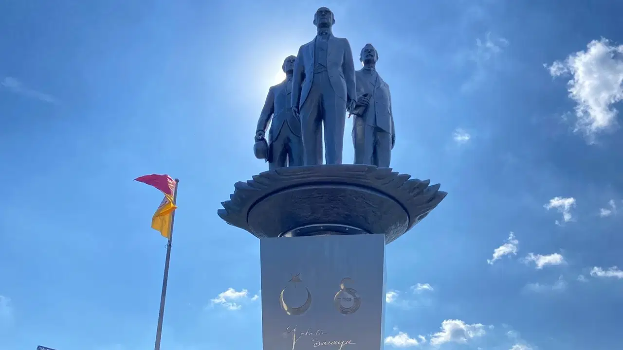 Galatasaray'dan anlamlı hareket: Atatürk, Tevfik Fikret ve Ali Sami Yen'in anıt heykeli açıldı! 