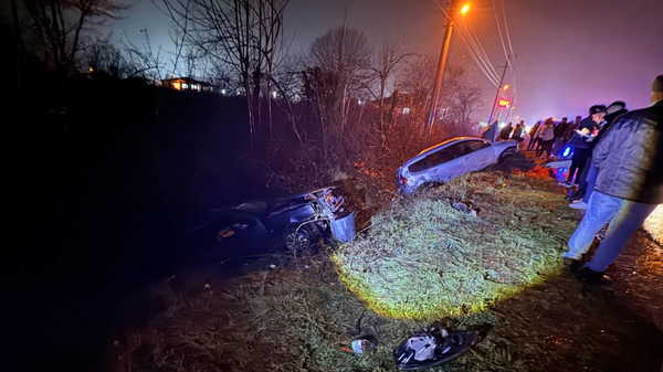 Çarpışan otomobiller kanala devrildi: Yaralılar var!