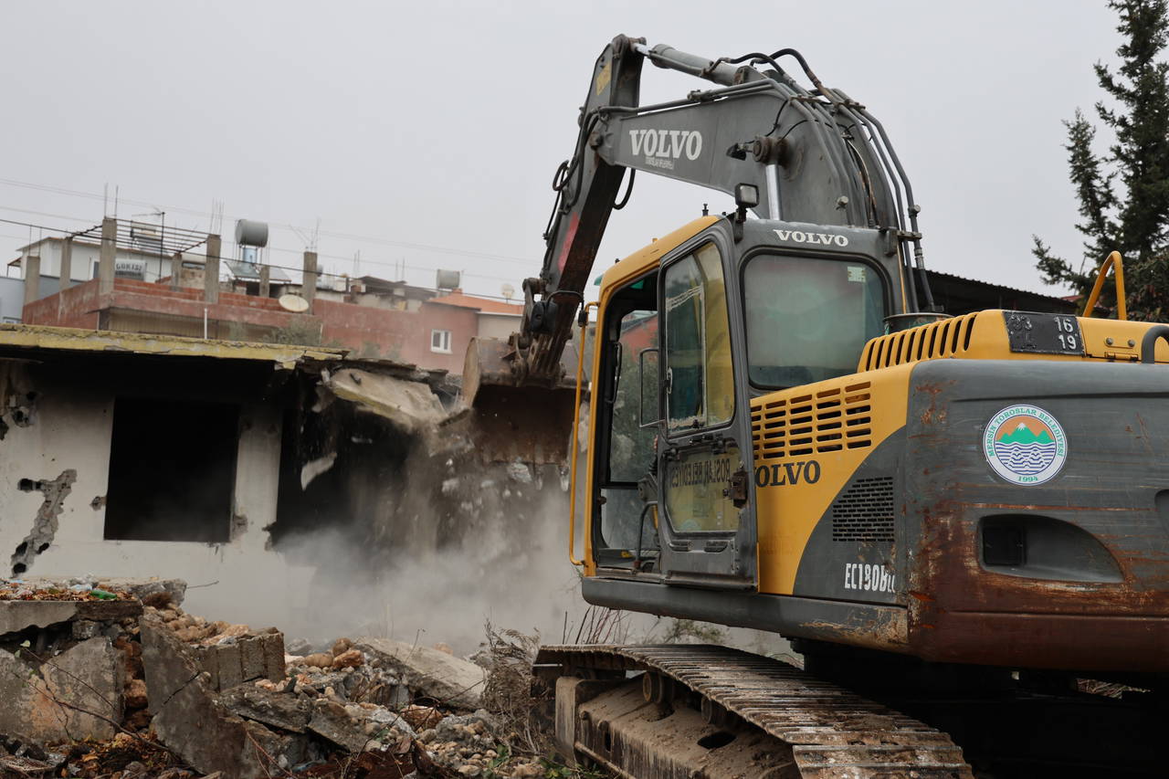 Toroslar’da metruk yapılar yıkılıyor