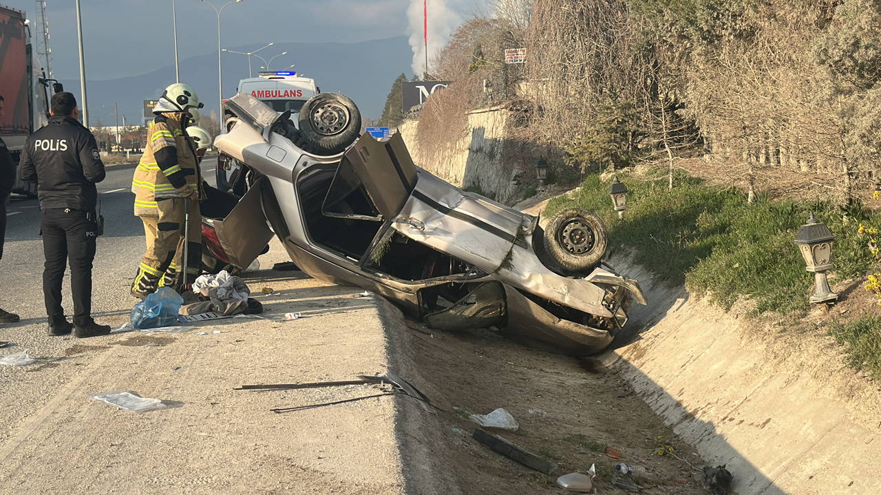 Kütahya'da faciadan dönüldü: Takla atan otomobildeki 5 kişi yaralandı