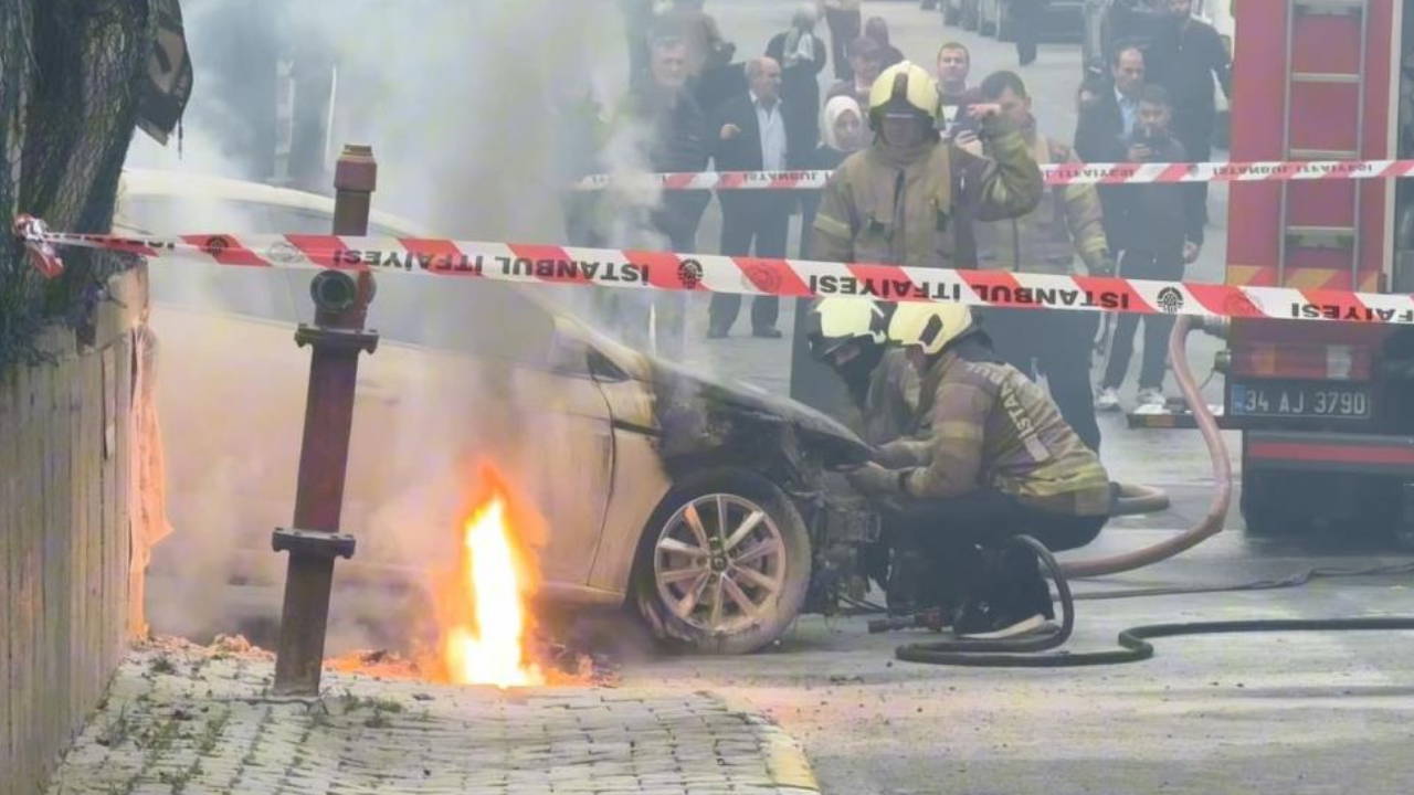 Yer altı elektrik kabloları patladı, bir otomobil alev alev yandı