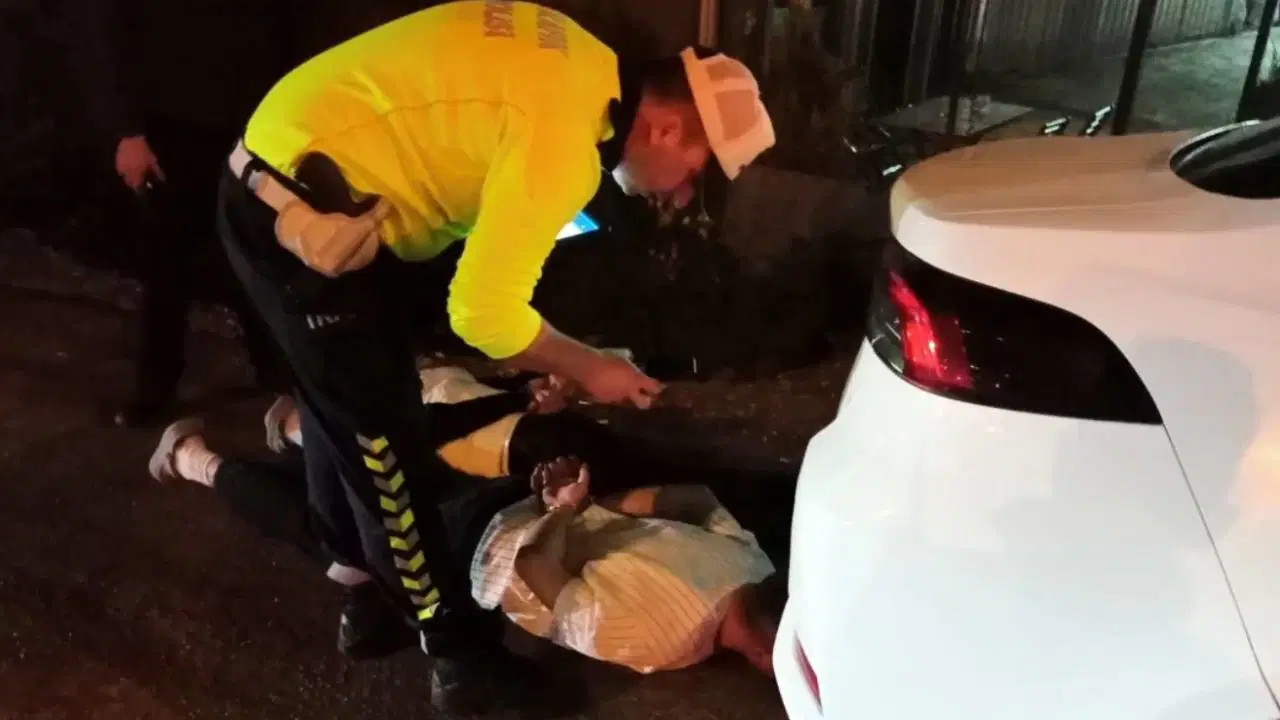 'Dur' ihtarına uymadı, polis memuruna çarptı!