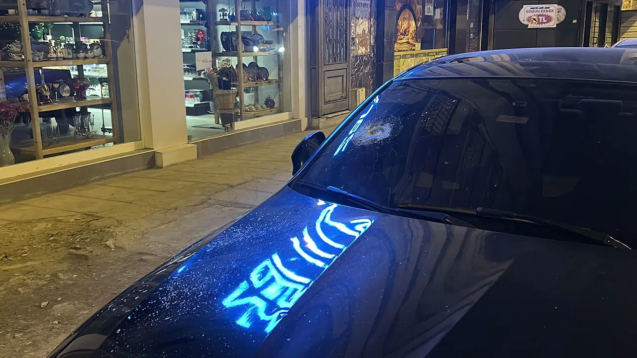 Hatay'da gece vakti saldırı: Araç ve işyerlerinin camlarını kırdılar!