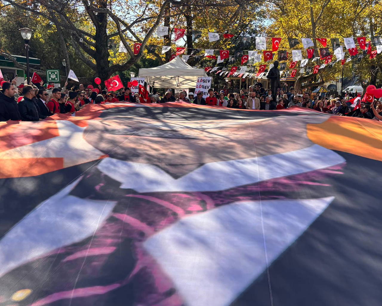 LÖSEV 9 ilde Cumhuriyet'in 102'inci yılını kutladı