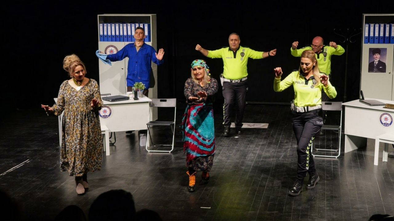 Etimesgut Belediyesi emekli tiyatrosu “Söz mü?” oyunuyla birçok anlamlı buluşmaya imza attı