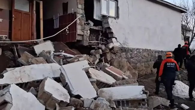 Ağrı'da korkutan deprem: Köylerde hasar var