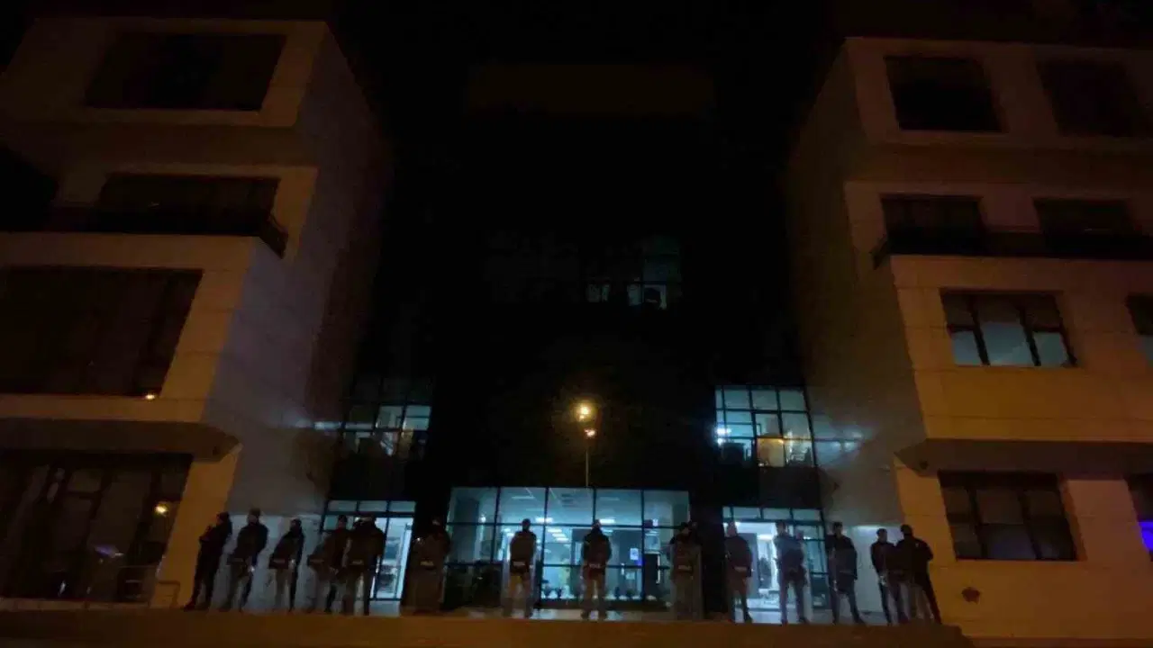 Marmaris Belediyesi’ne gece yarısı polis baskını!