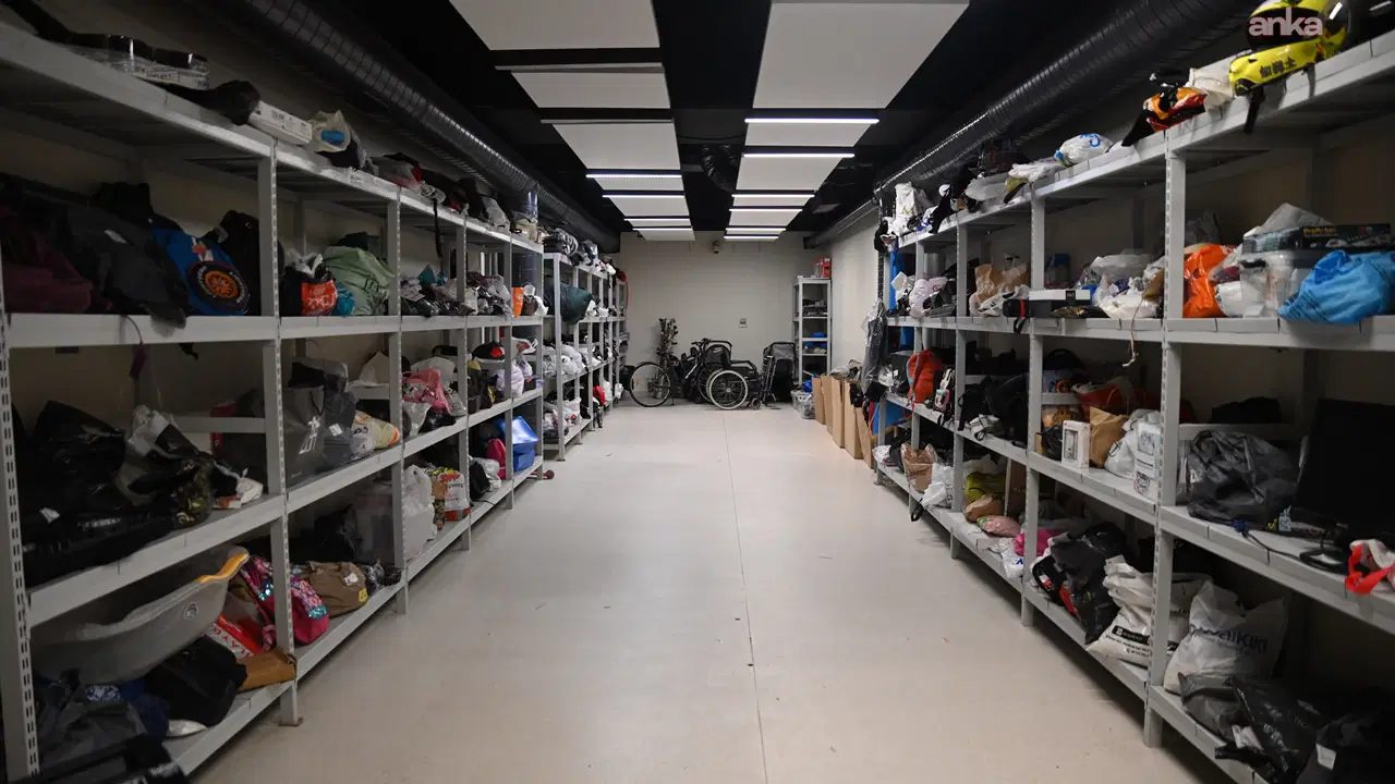 İstanbul metrosunda unutulan eşyalar sergilendi: Playstation, iPad, kamera...