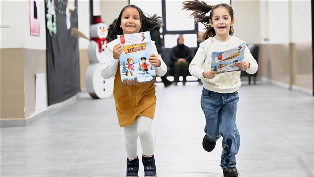 Öğrenciler karnelerini alarak yarıyıl tatiline başladı