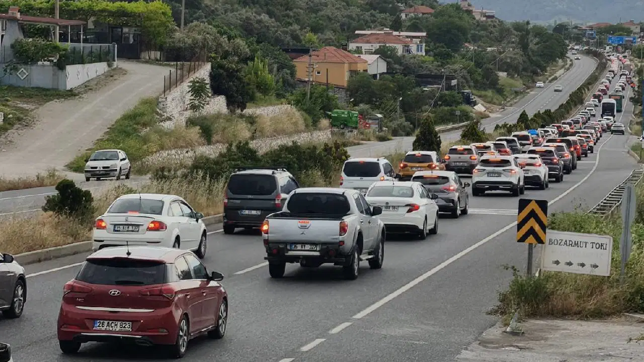 Tatilciler akın etti... Muğla'da araç kuyruğu 22 kilometreye ulaştı