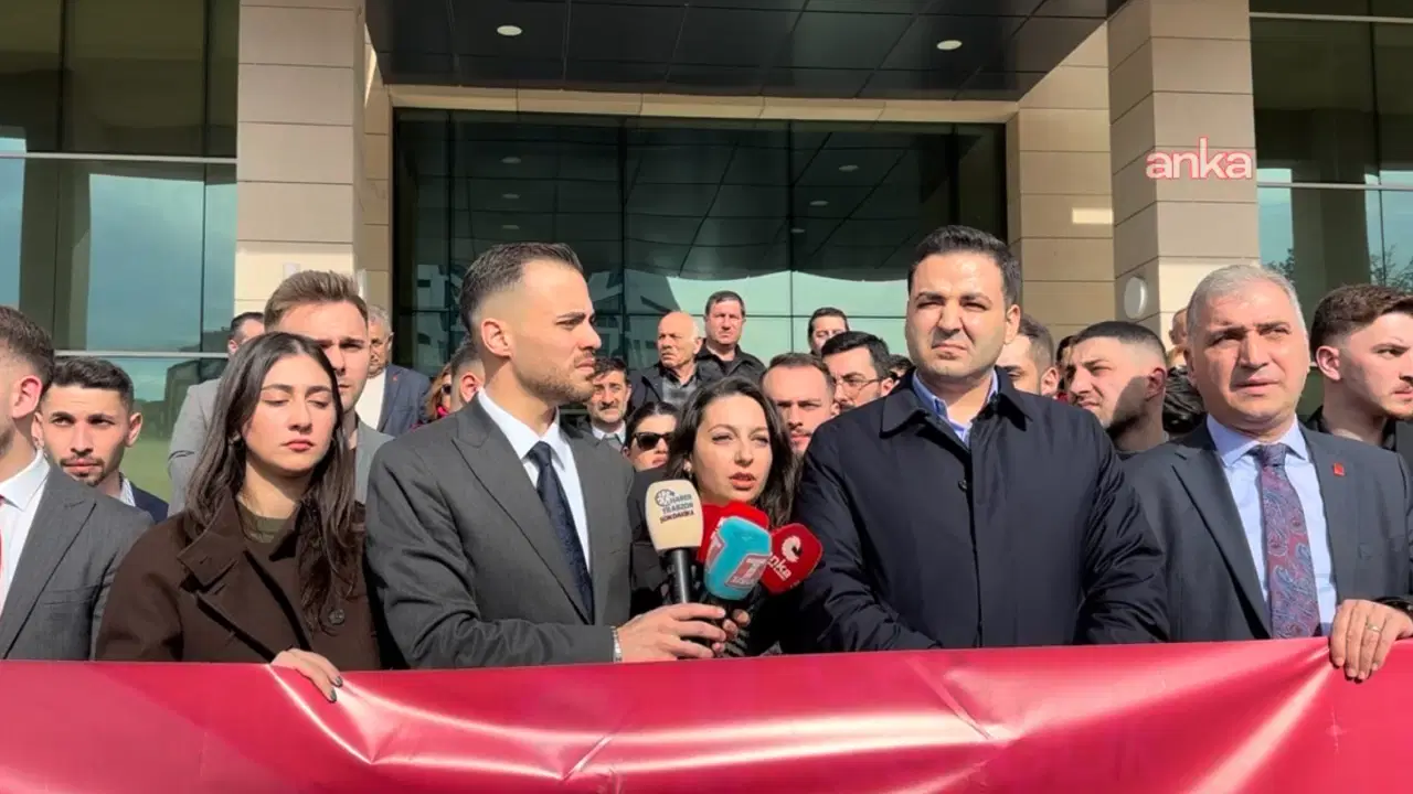 Trabzon'da CHP'nin standına saldırdı, 2 kişiyi bıçakladı: Adli kontrolle tahliye edildi!