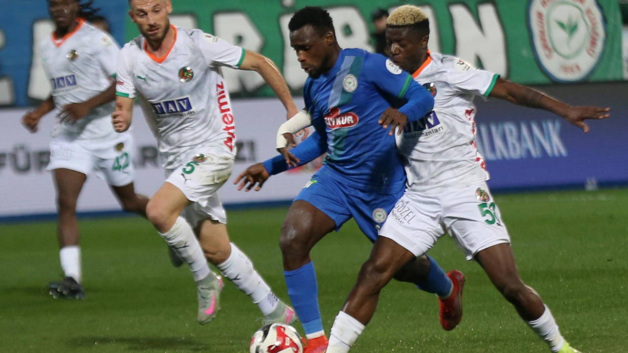 Çaykur Rizespor-Alanyaspor maçında 2 kırmızı kart var kazanan yok!