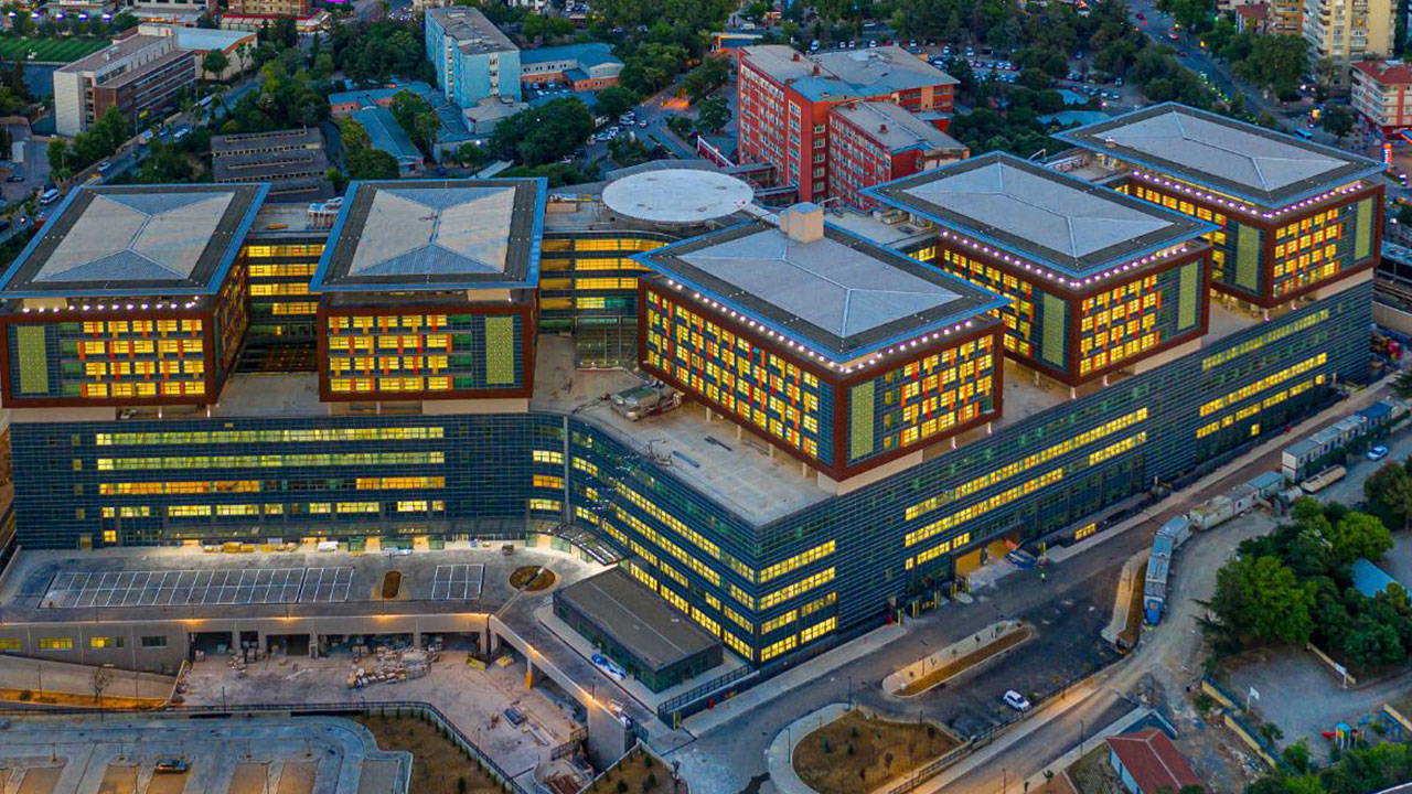 Göztepe Şehir Hastanesi’nde asansör krizi: Kanser hastası 45 dakika mahsur kaldı!