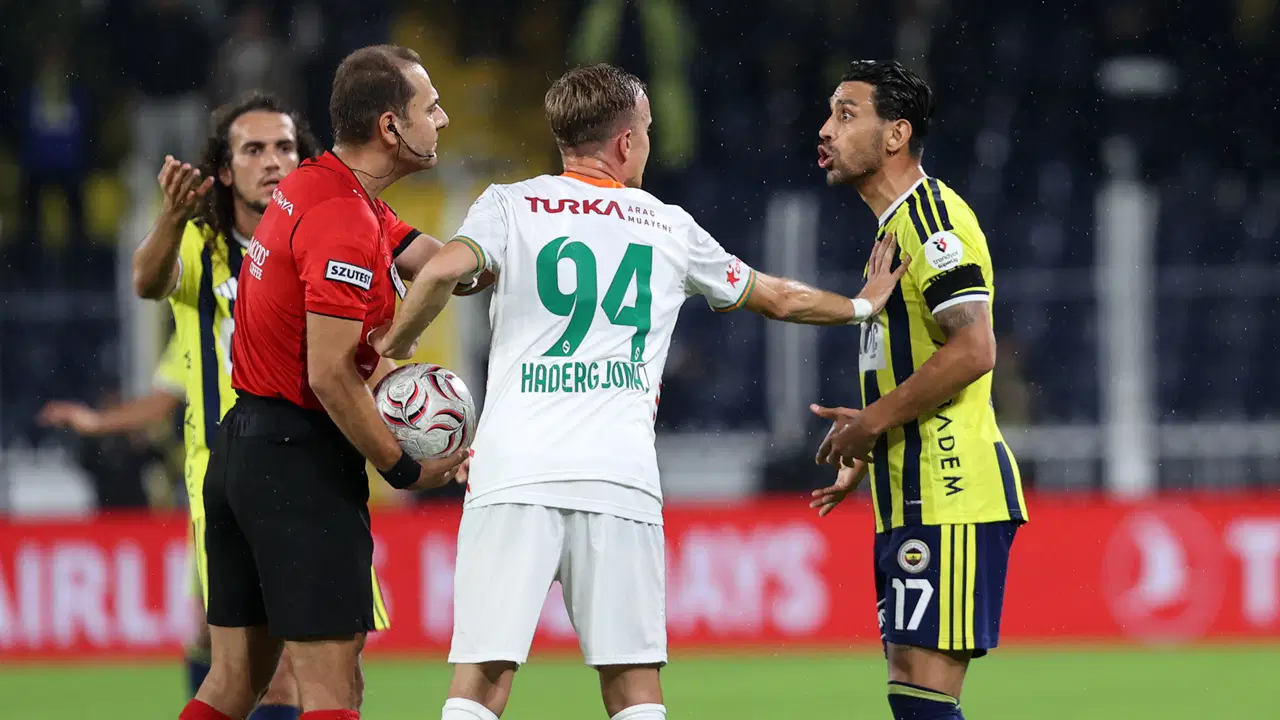 Eski hakemler Fenerbahçe - Alanyaspor maçını yorumladı: 'VAR çok ciddi, fena ve çok büyük bir hata yaptı'
