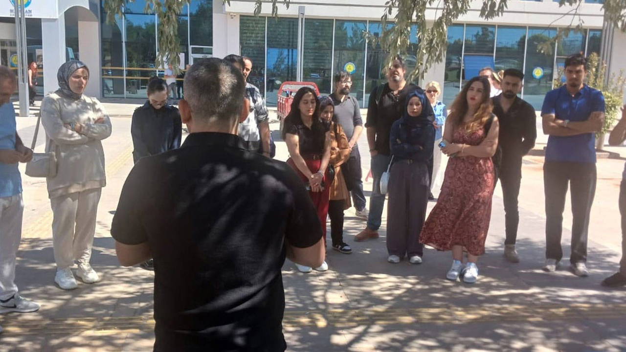 Yer: Harran Üniversitesi... Öğrenciler derslik olmayınca bahçede derse başladı!