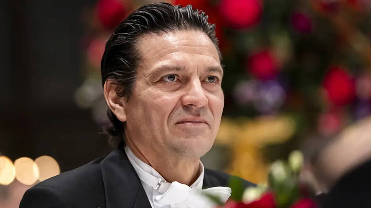 Efsane futbolcu 55 yaşında futbola geri döndü!