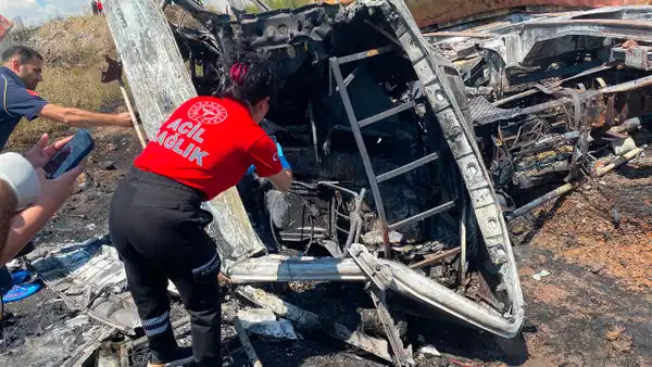 Niğde-Ankara Otoyolu'nda madeni yağ yüklü TIR devrildi: 1 ölü