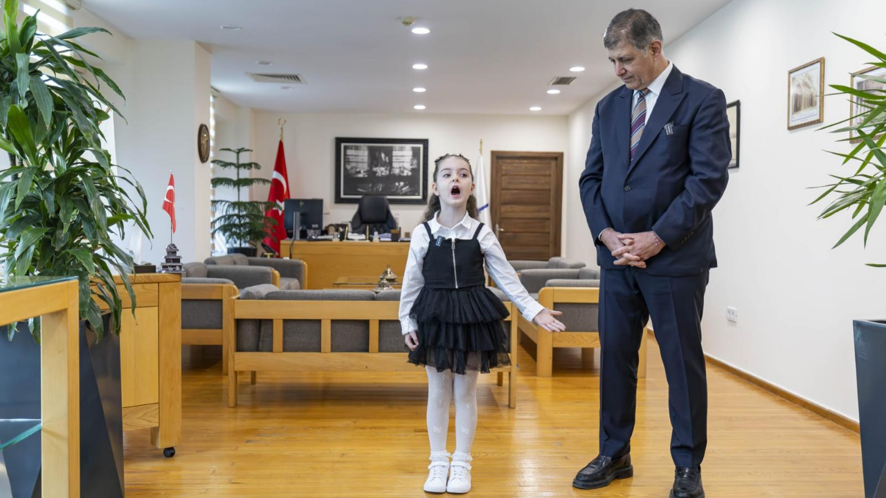 Cemil Tugay, 4 yaşından beri İstiklal Marşı’nı ezbere okuyan Esila'yı ağırladı