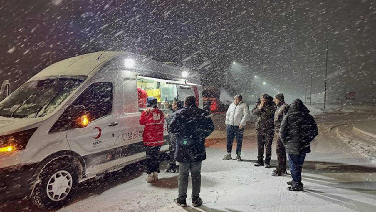 Malatya'da yollar kardan kapandı: Yolcular geceyi tesislerde geçirdi
