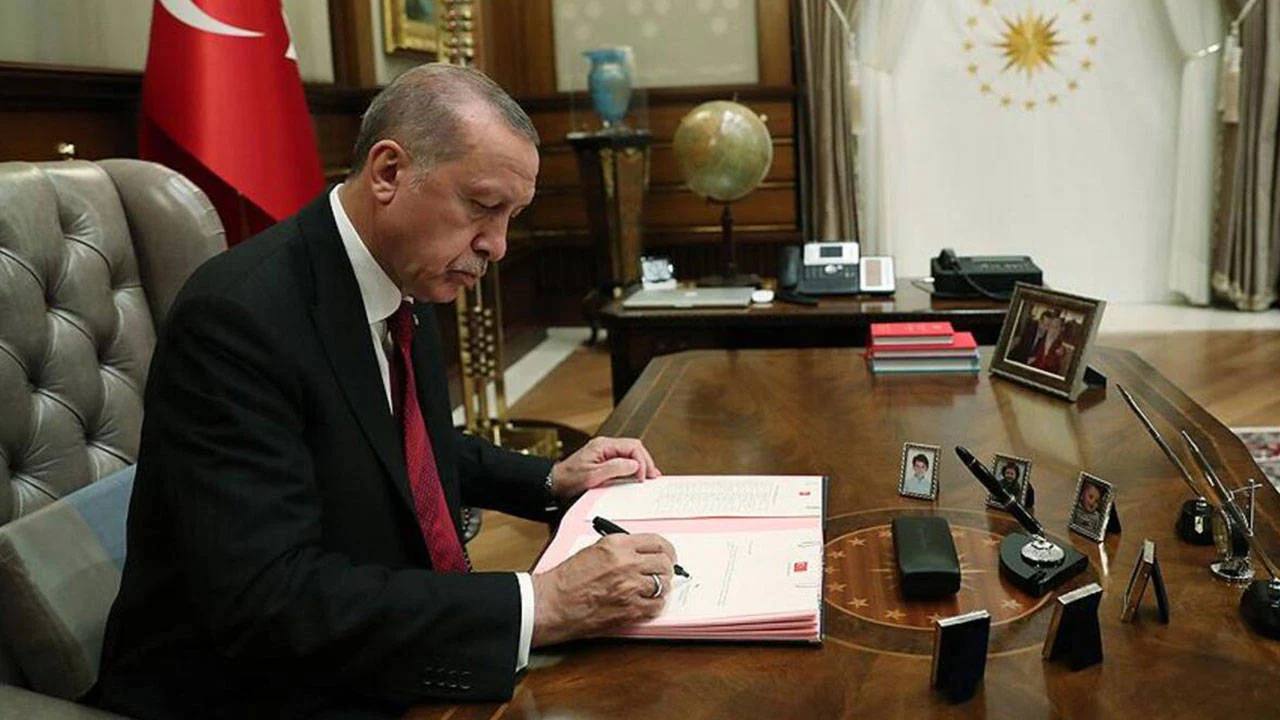 Devletin Çizgilerini Belirleyen Cetvel Üzerine