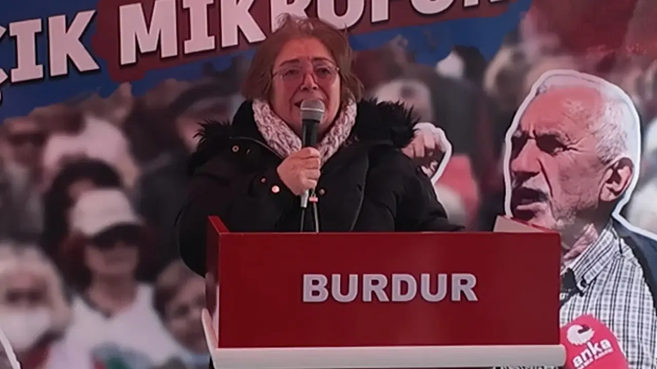 Emekli yurttaş kürsüde ağladı, AKP'li yetkililere seslendi: 'Pazara gidemiyorum, çok zor durumdayım...'